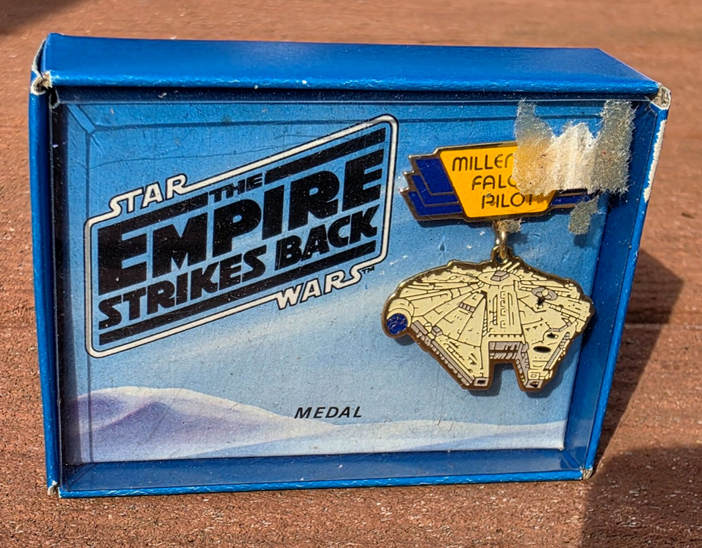 New 1980 Star Wars: Empire Strikes Back Medal In The Box Millennium Falcon Pilot